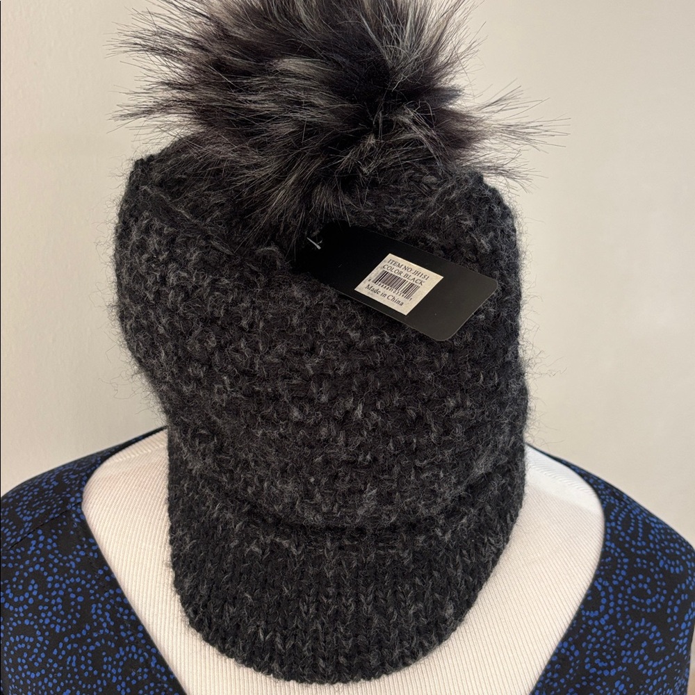 Knit cap with faux fur Pom NWT